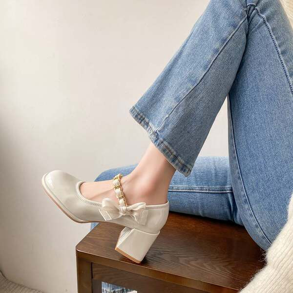 Női zárt orrú cipő, csatos rögzítéssel