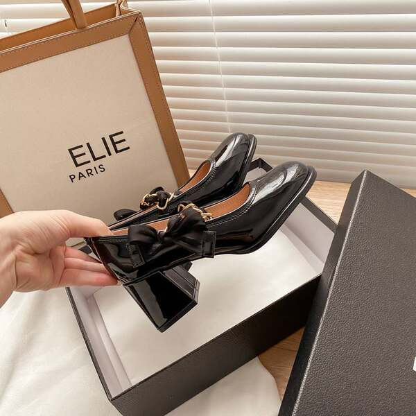 Női zárt orrú cipő, csatos rögzítéssel