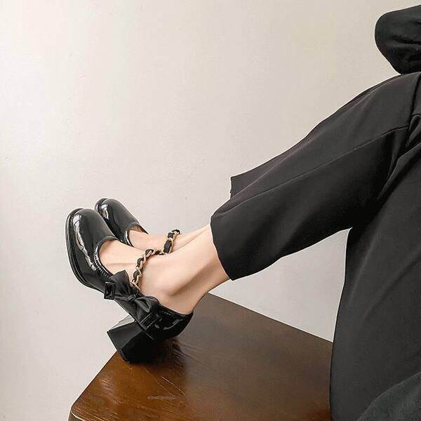 Női zárt orrú cipő, csatos rögzítéssel