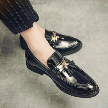 Мъжки лачени обувки с пискюли в черен цвят