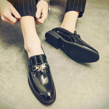Мъжки лачени обувки с пискюли в черен цвят