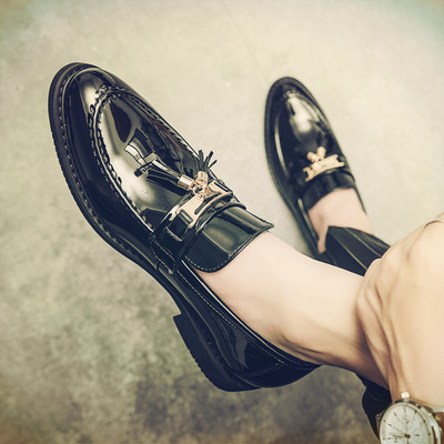 Fekete színű, bojtos férfi lakkcipő