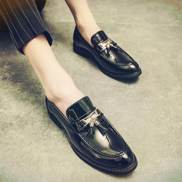 Fekete színű, bojtos férfi lakkcipő