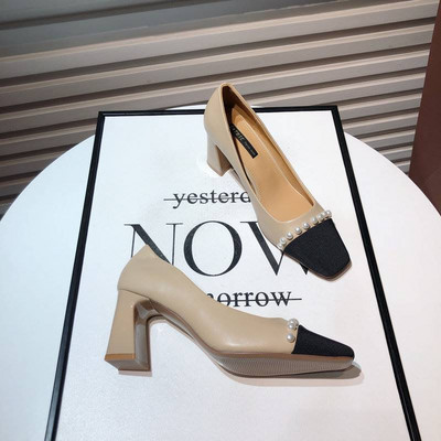 Modern női cipő gyöngyökkel, fehér és bézs színben