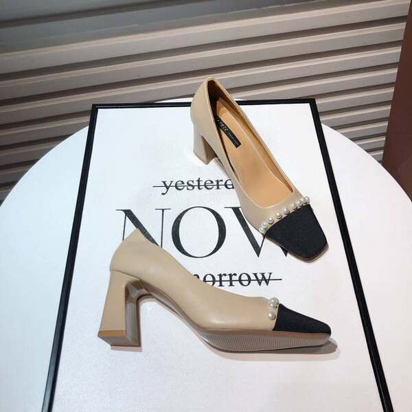 Modern női cipő gyöngyökkel, fehér és bézs színben