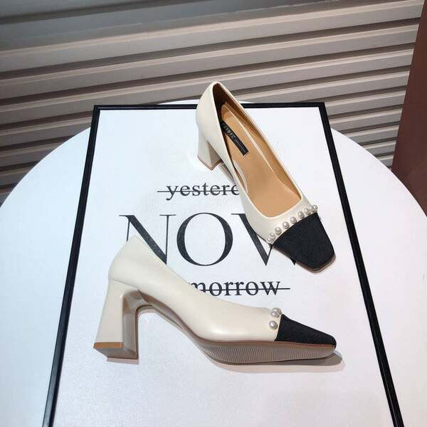 Modern női cipő gyöngyökkel, fehér és bézs színben