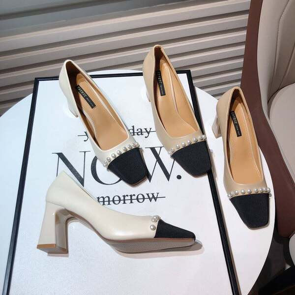 Modern női cipő gyöngyökkel, fehér és bézs színben