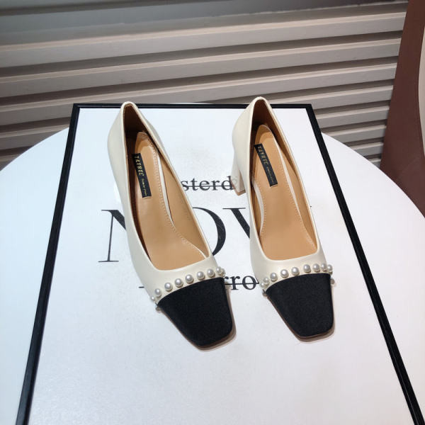 Modern női cipő gyöngyökkel, fehér és bézs színben