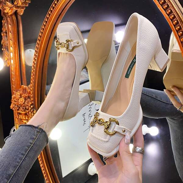 Modern öko bőr cipő 5,5 cm vastag sarokkal és fém elemmel