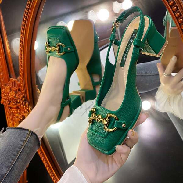 Modern öko bőr cipő 5,5 cm vastag sarokkal és fém elemmel