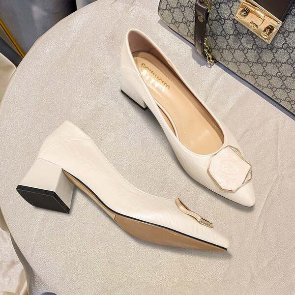 Jauns sieviešu smailo apavu modelis ar kvadrātveida 5cm papēdi