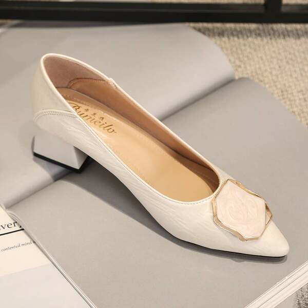 Jauns sieviešu smailo apavu modelis ar kvadrātveida 5cm papēdi