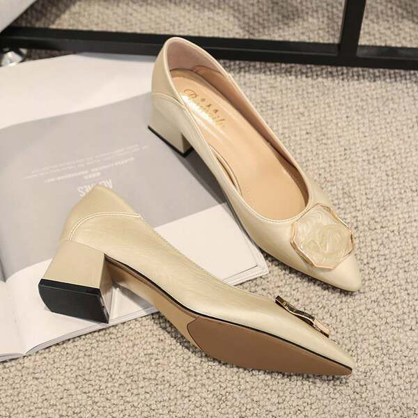 Jauns sieviešu smailo apavu modelis ar kvadrātveida 5cm papēdi
