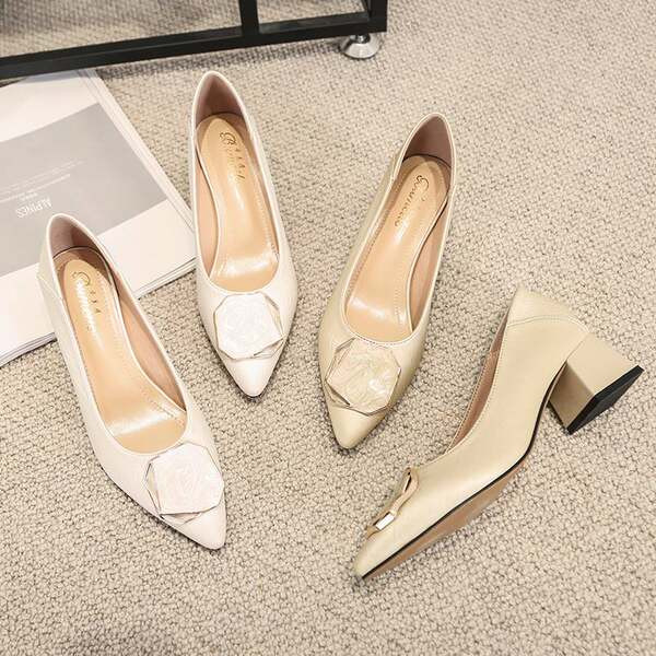 Jauns sieviešu smailo apavu modelis ar kvadrātveida 5cm papēdi