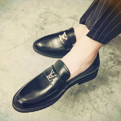 Svinīgi slēgti apavi no eko ādas ar 3D elementu