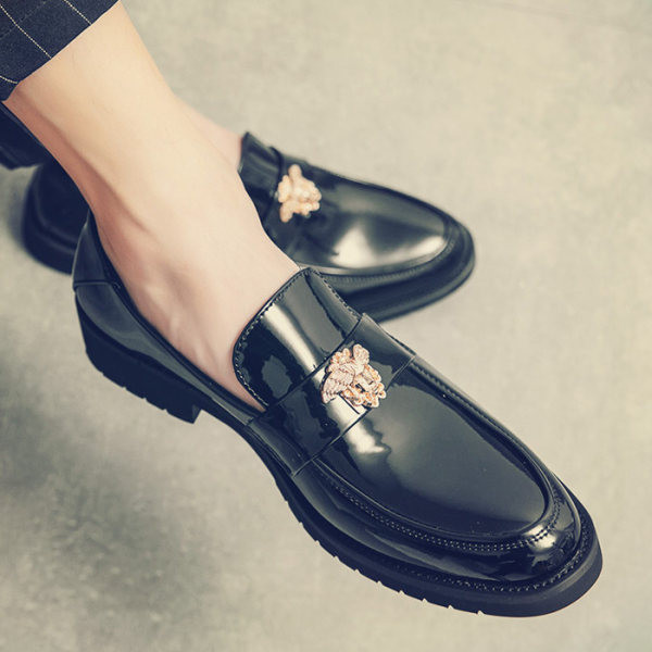 Svinīgi slēgti apavi no eko ādas ar 3D elementu