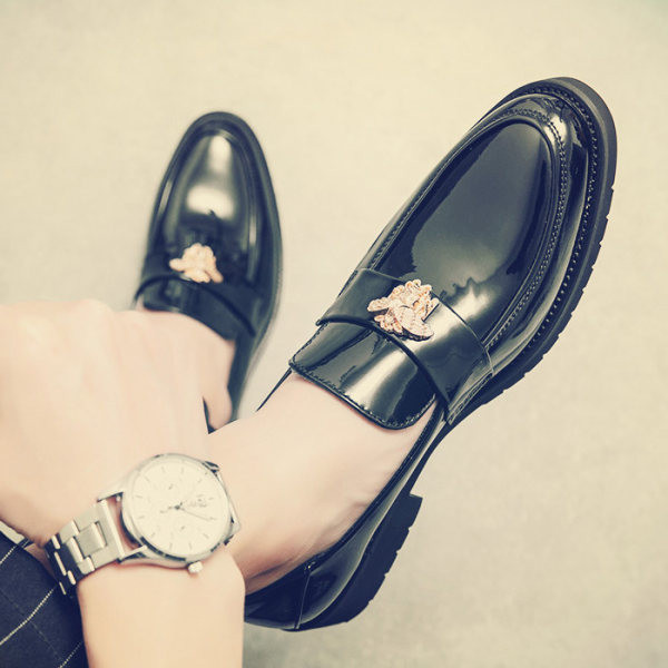 Svinīgi slēgti apavi no eko ādas ar 3D elementu