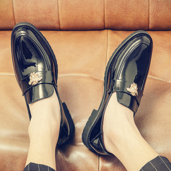 Svinīgi slēgti apavi no eko ādas ar 3D elementu