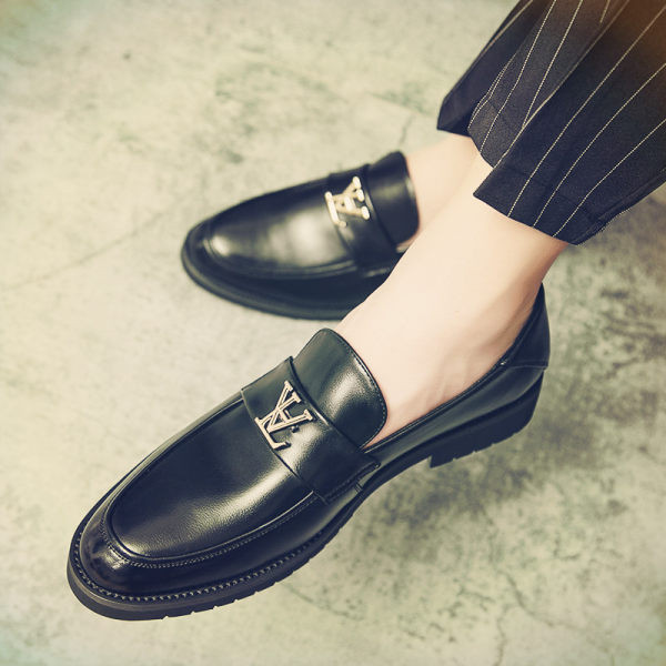 Svinīgi slēgti apavi no eko ādas ar 3D elementu