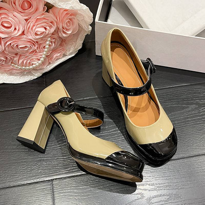 Női magas sarkú cipő csatos rögzítéssel