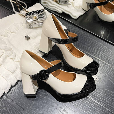 Női magas sarkú cipő csatos rögzítéssel