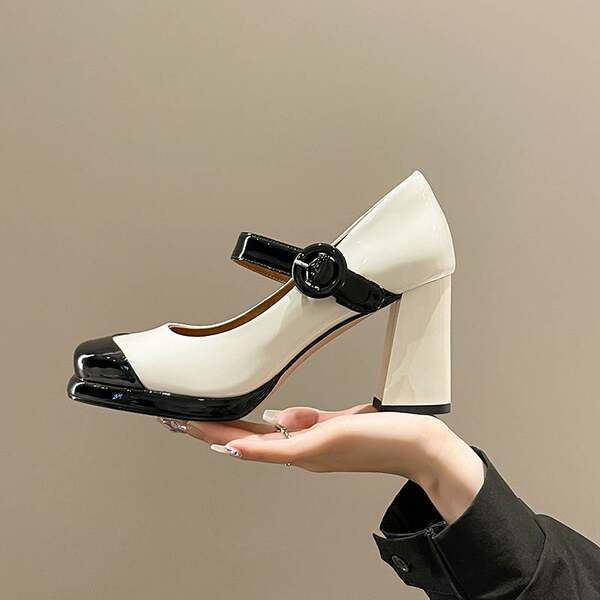 Női magas sarkú cipő csatos rögzítéssel