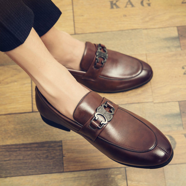 Elegáns férfi cipő fém díszítéssel