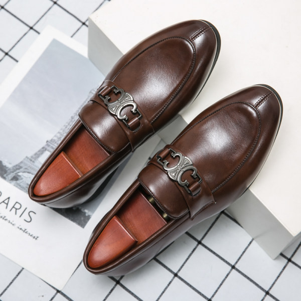 Elegáns férfi cipő fém díszítéssel