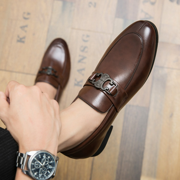 Elegáns férfi cipő fém díszítéssel