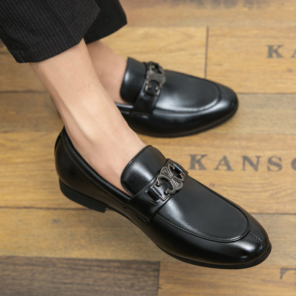 Elegáns férfi cipő fém díszítéssel