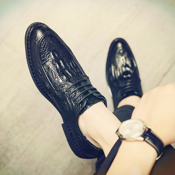 Elegants vīriešu apavu modelis ar šņorēm