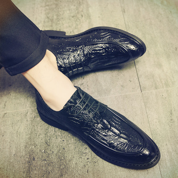 Elegants vīriešu apavu modelis ar šņorēm