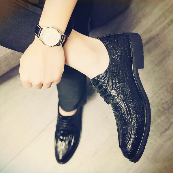 Elegants vīriešu apavu modelis ar šņorēm