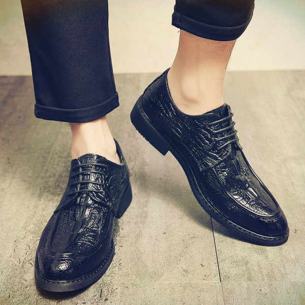 Elegants vīriešu apavu modelis ar šņorēm