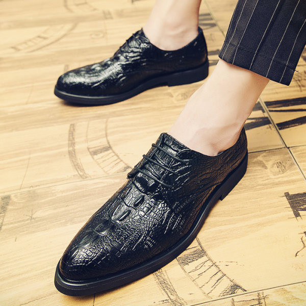 Jauns vīriešu apavu modelis ar šņorēm