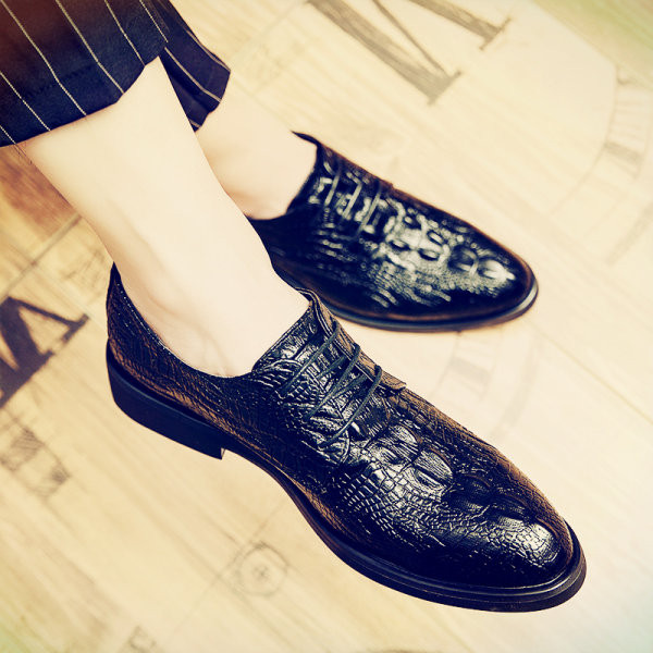 Jauns vīriešu apavu modelis ar šņorēm