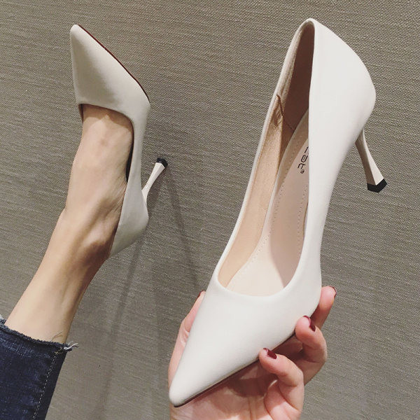 Modernas sieviešu kurpes ar augstu papēdi – melnā krāsā