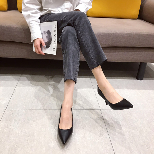 Modernas sieviešu kurpes ar augstu papēdi – melnā krāsā