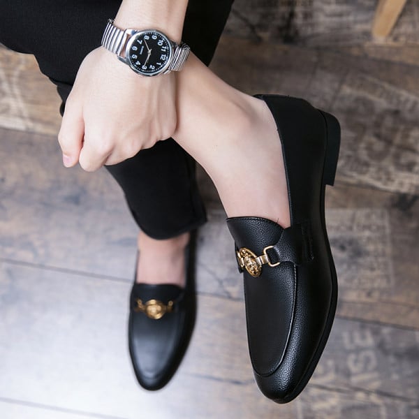 Ανδρικά παπούτσια μαύρα με μεταλλικά στοιχεία