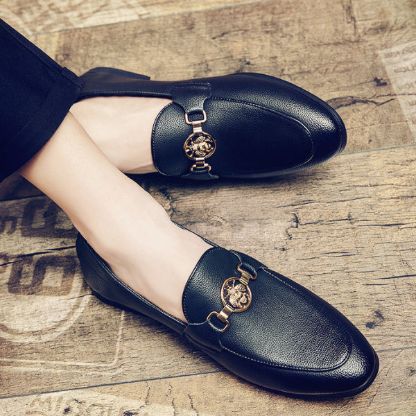 Ανδρικά παπούτσια μαύρα με μεταλλικά στοιχεία