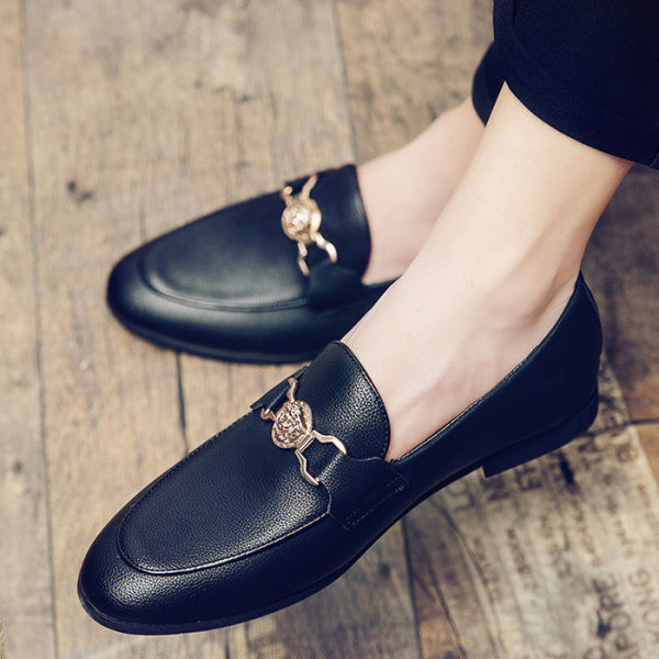 Ανδρικά παπούτσια μαύρα με μεταλλικά στοιχεία