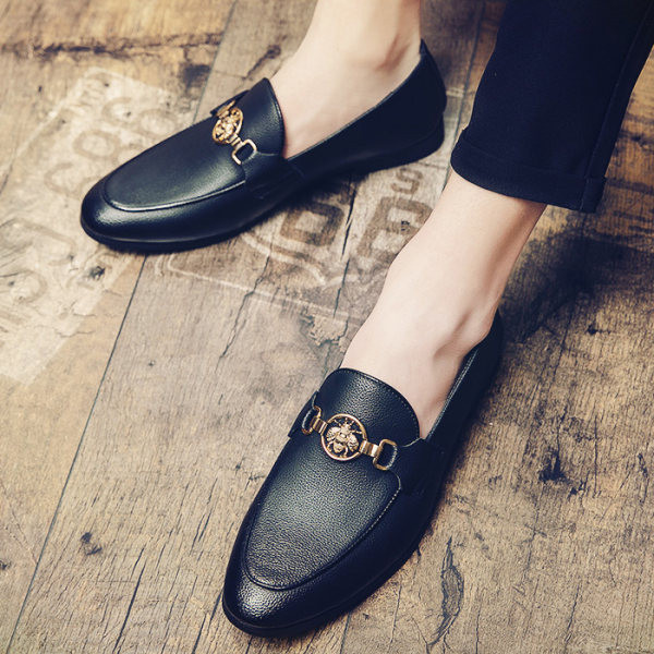 Ανδρικά παπούτσια μαύρα με μεταλλικά στοιχεία