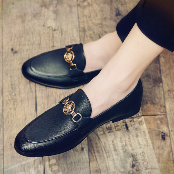 Ανδρικά παπούτσια μαύρα με μεταλλικά στοιχεία