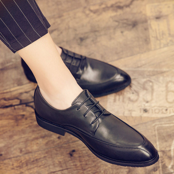 Jauna modeļa retro vīriešu apavi ar šņorēm