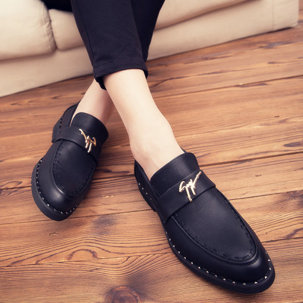 Vīriešu formālie apavi no eko ādas ar metāla elementiem