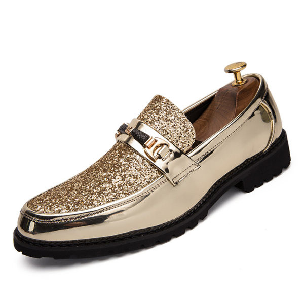 Eleganti vīriešu apavi ar spīdīgu elementu