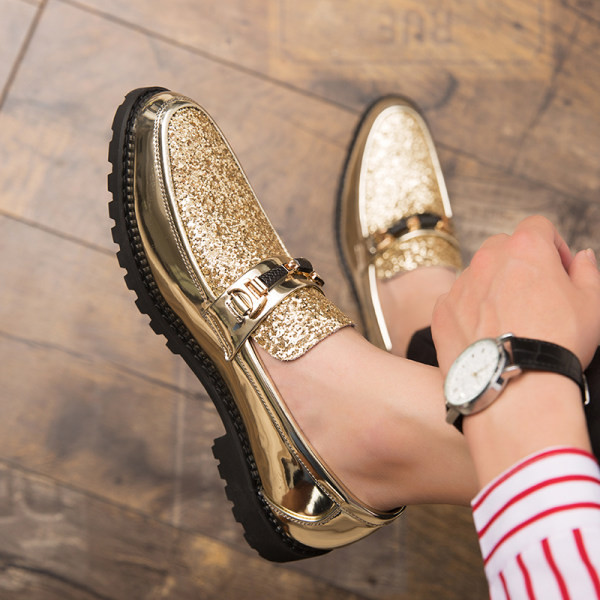 Eleganti vīriešu apavi ar spīdīgu elementu