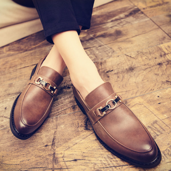 Vīriešu apavu oficiālais modelis no eko ādas ar metāla elementiem