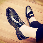 Fém elemekkel ellátott férfi cipő hivatalos modellje