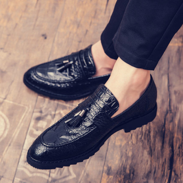 Modes vīriešu ādas apavi ar pušķiem